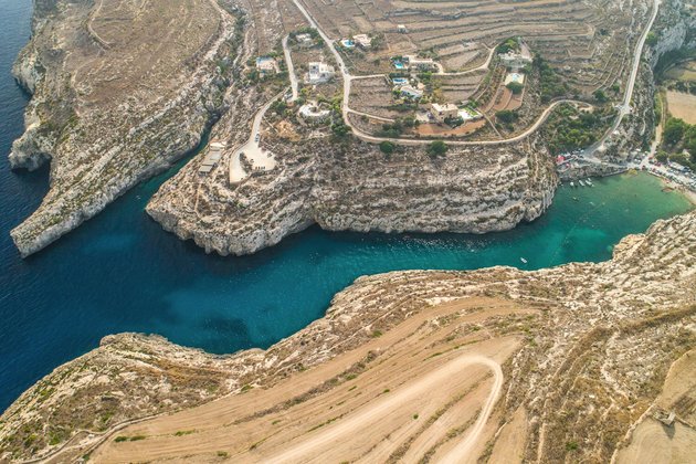 Luftaufnahme von einer Bucht auf Gozo
