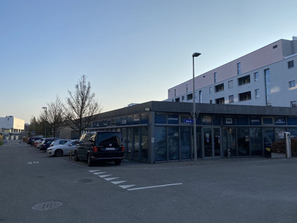 Ladenlokal TSK Bern Ladenlokal mit vollem Parklplatz