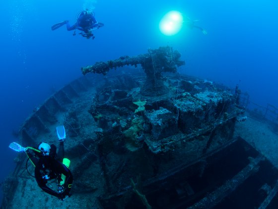 Wrack von einem Panzer tief im Meer