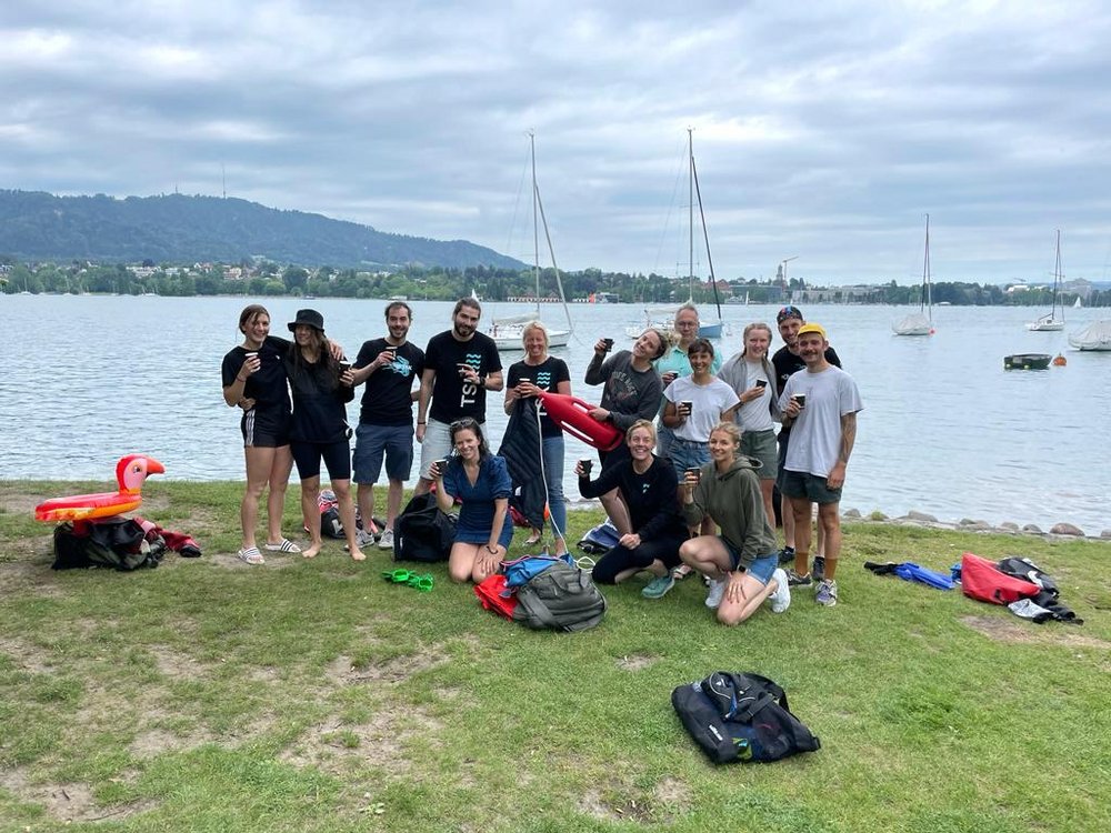 Gruppenfoto Schwimmer am Zürichhorn nach Seeüberquerung 