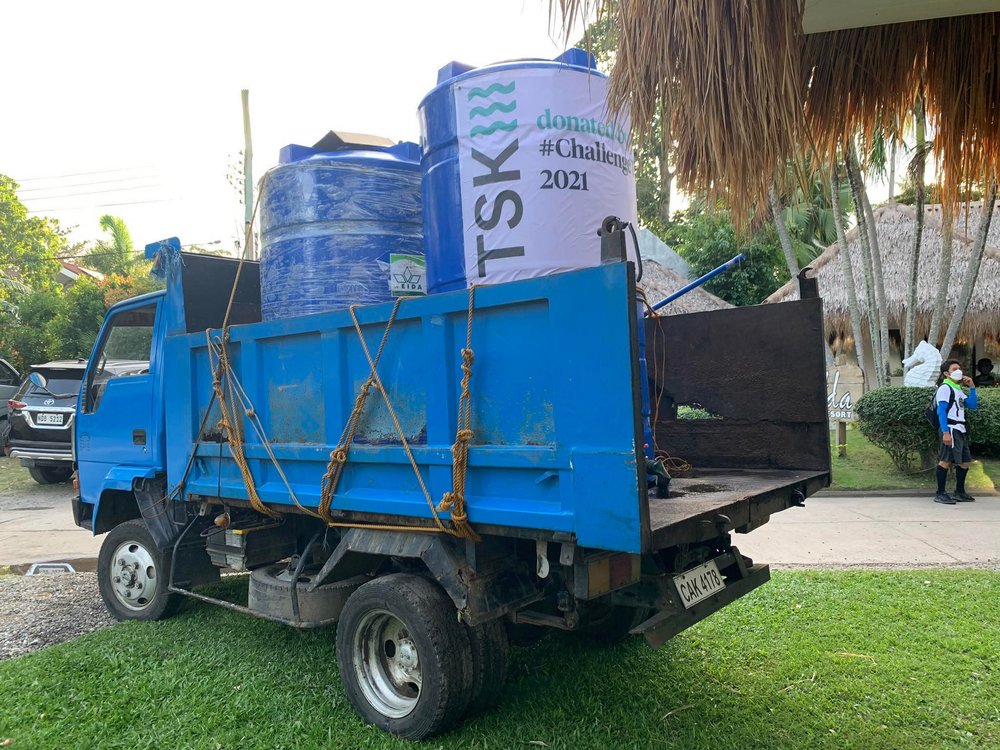 Gespendete Wassertanks im Transport zum Calango Mountain Projekt auf den Philippinen