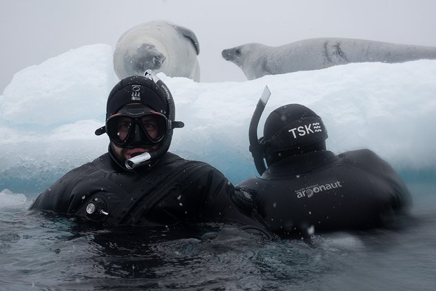 Zwei Taucher von TSK während dem Schnorcheln - Tauchreise in der Antarktis