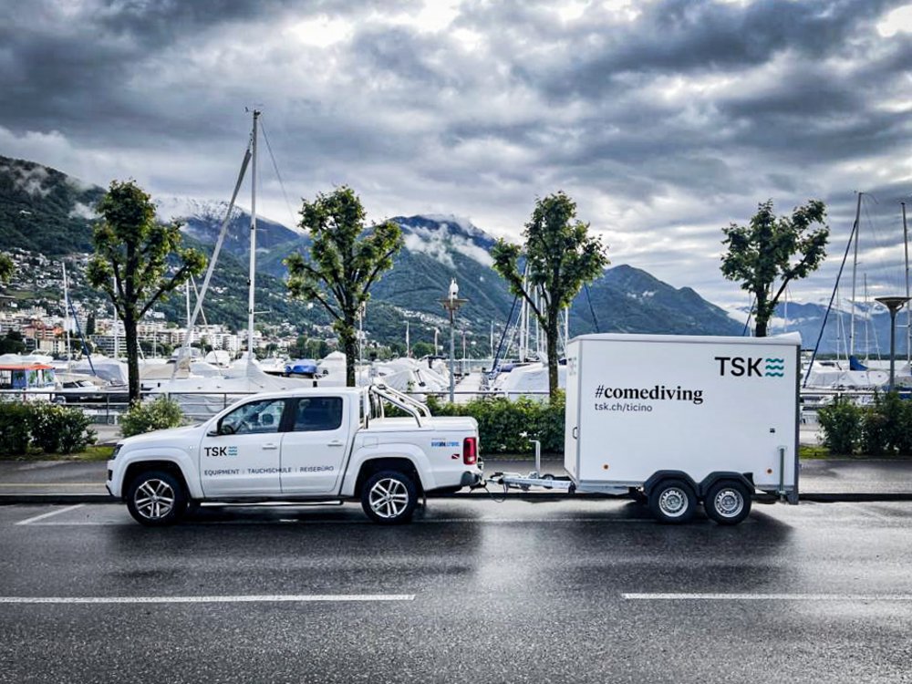 Unsere mobile Tauchbasis mit Kompressor und Ausrüstung im Pickup und Anhänger.