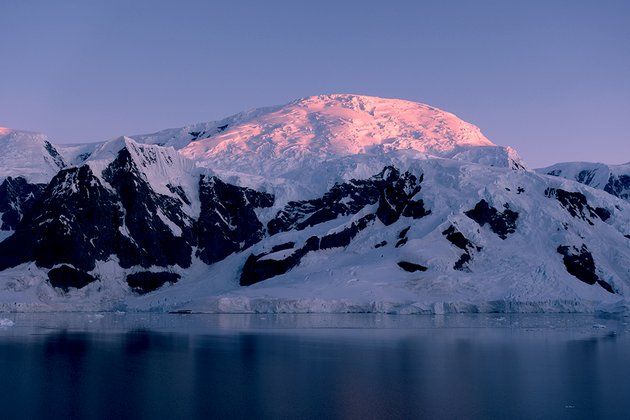 Schneeberge bei einer Tauchreise in der Antarktis