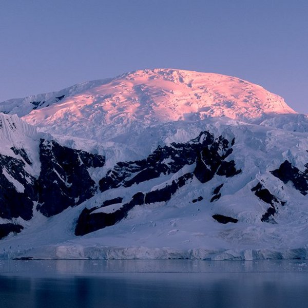Schneeberge bei einer Tauchreise in der Antarktis