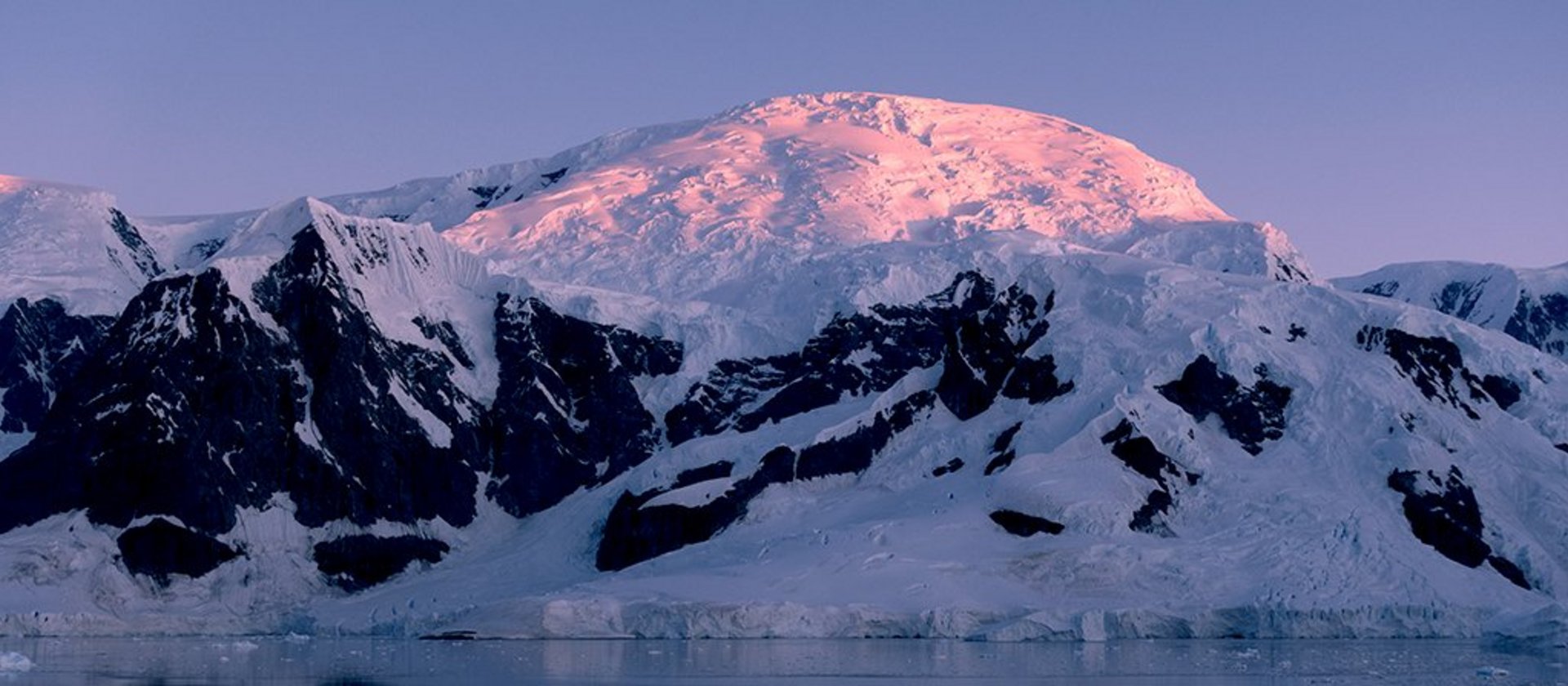 Schneeberge bei einer Tauchreise in der Antarktis
