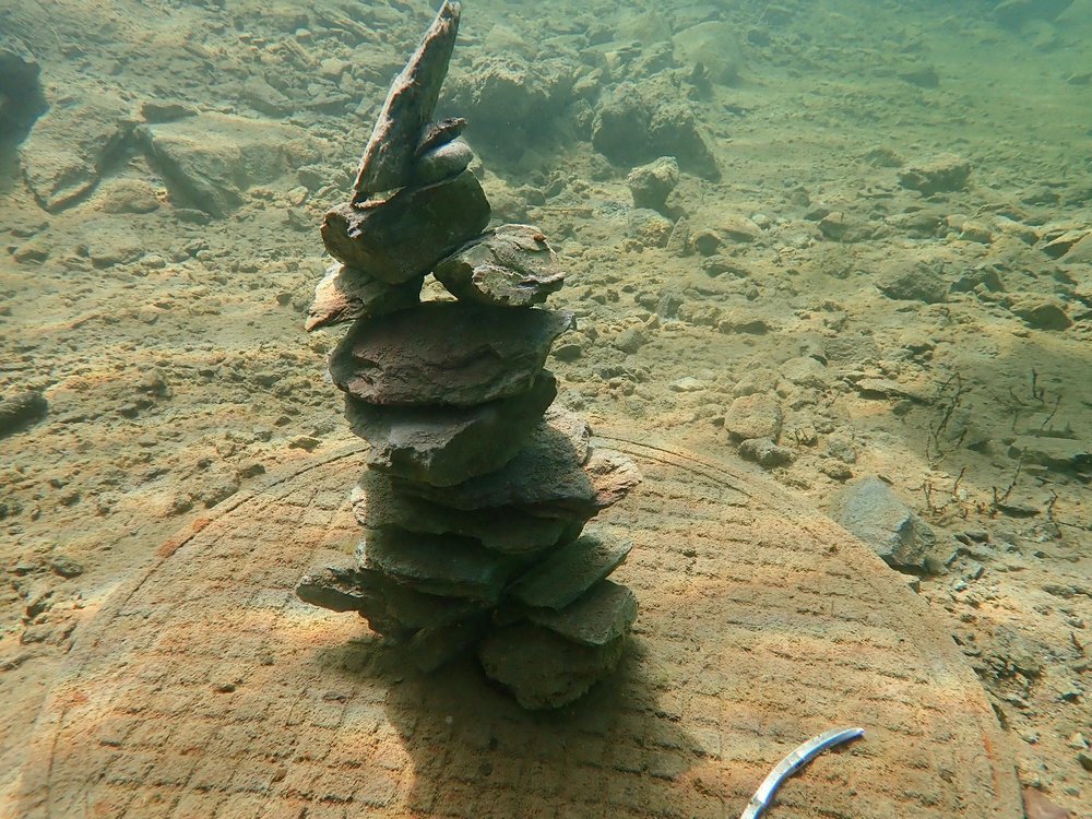 TSK Tschiggi WE Steine Unterwasser auf Tauchreise im Engadin