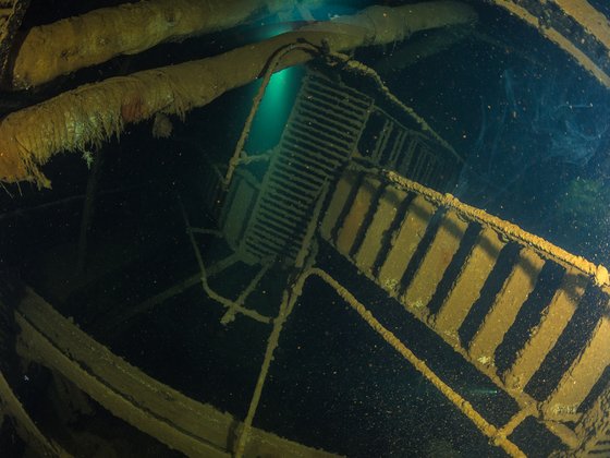 Treppe die in ein Schiffwrack führt