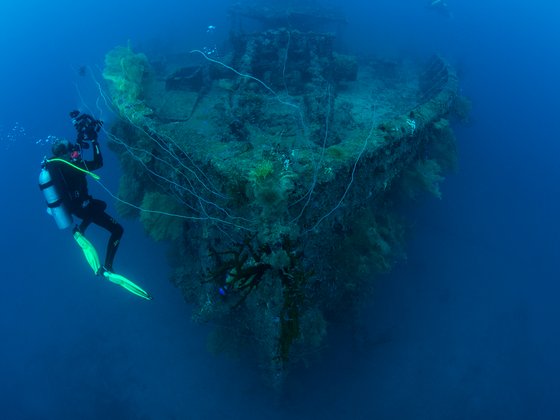 Taucher am Bug des berühmten Wracks San Francisco Maru