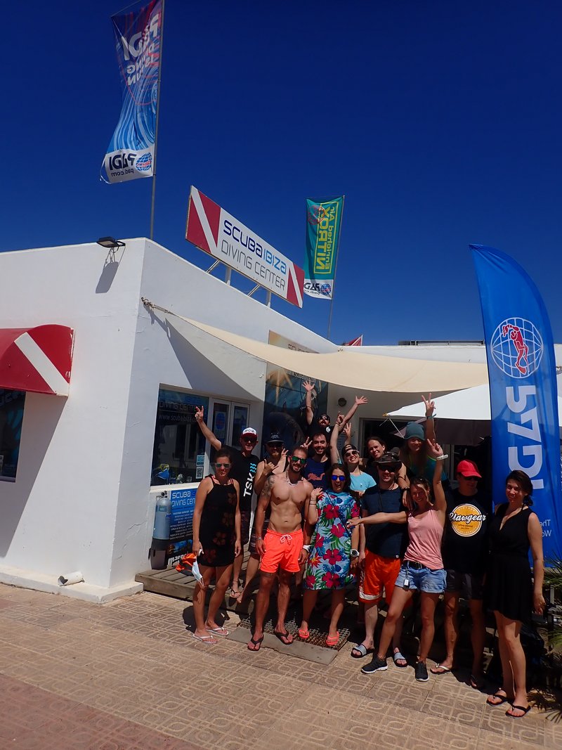 Gruppenbild Gruppenreise Ibiza vor Tauchschule