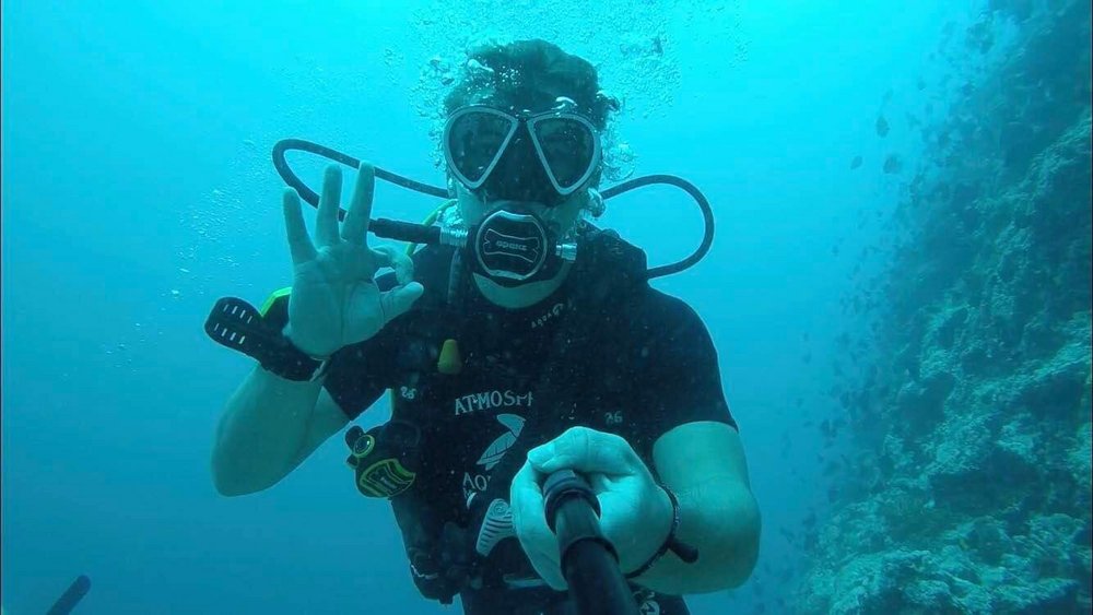 Taucher unter Wasser macht mit Selfie ein Bild von sich 