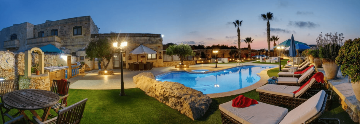 Villa mit Gartenanlage und Pool im Abendlicht