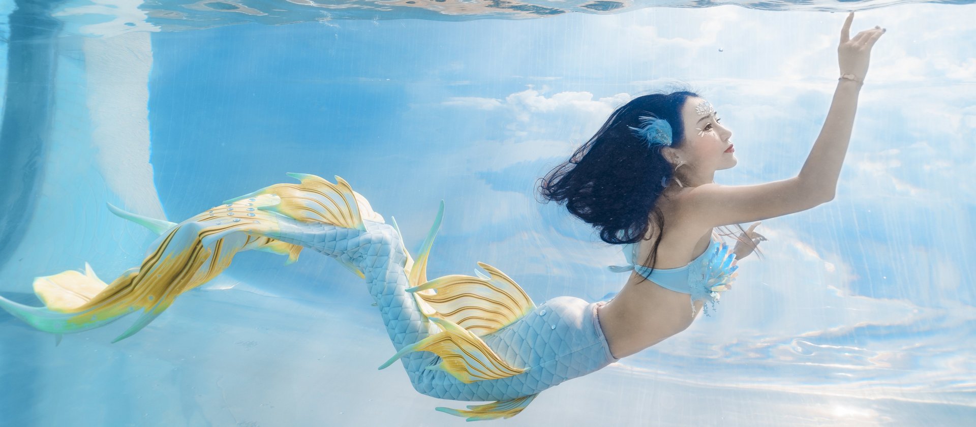 Eine Meerjungfrau in einem Pool nach dem PADI Tauchkurs bei TSK.