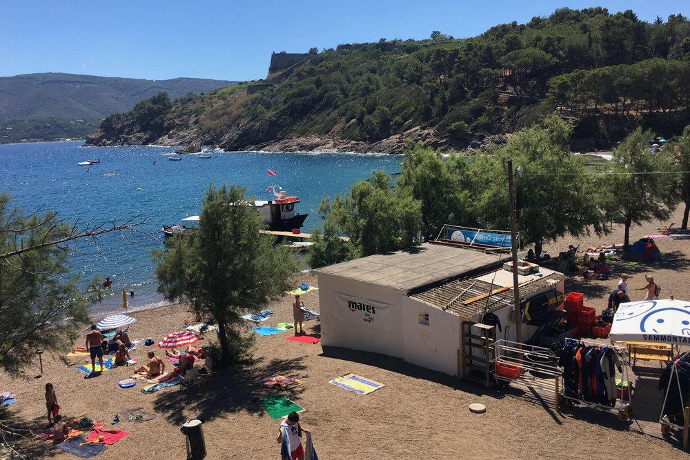 Foto der Bucht im Vordergrund die Tauchbasis auf Elba in der Barbarossa Bucht