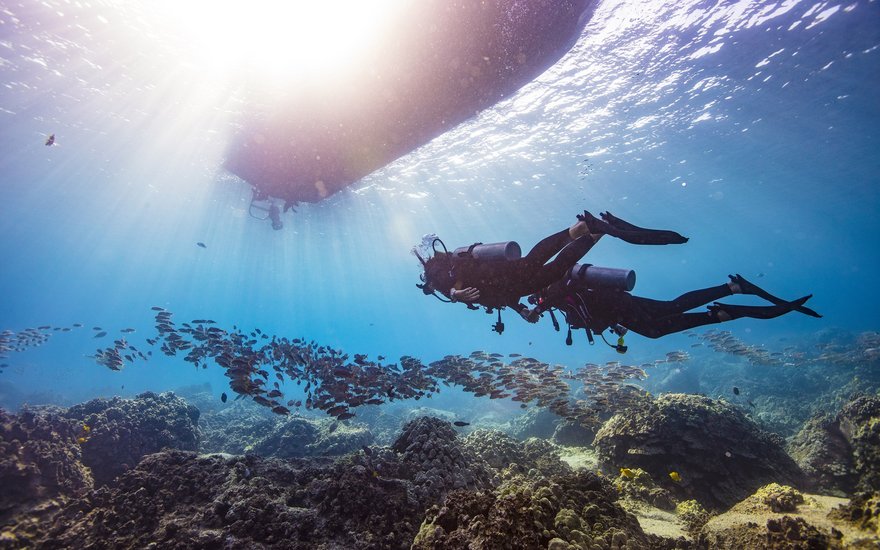 TSK Tauchkurse fortgeschrittene Taucher unter Boot im Meer