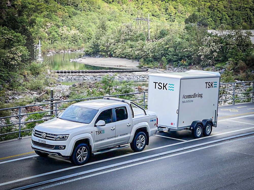 Unsere mobile Tauchbasis mit Kompressor und Ausrüstung im Pickup und Anhänger.