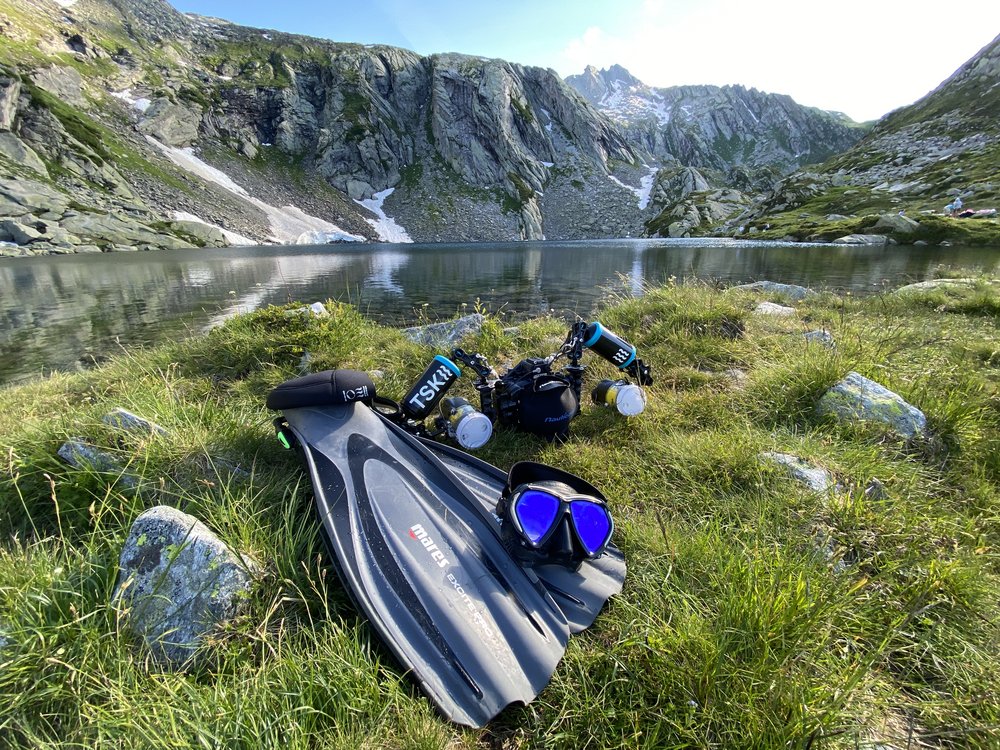 Bergkulisse, Bergsee, Flossen und Fotoausrüstung