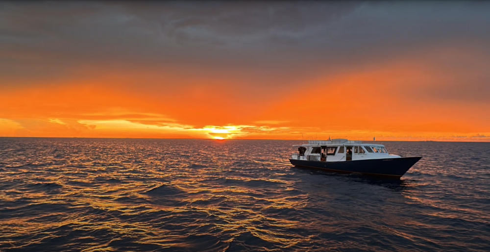 Sonnenuntergang mit Boot | Sabine Renfer Sonnenuntergang mit Boot | Sabine Renfer