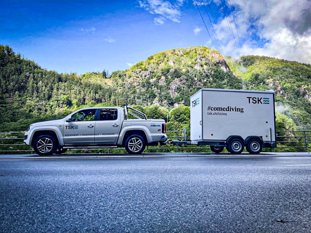 Unsere mobile Tauchbasis mit Kompressor und Ausrüstung im Pickup und Anhänger.