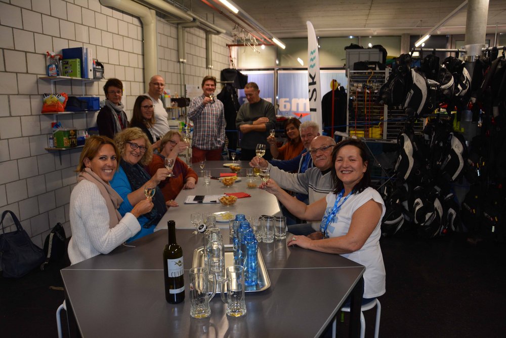 Apèro Runde von ein paar Tauchbegeisterten Leute gemütlich am Tisch sitzend trinken etwas