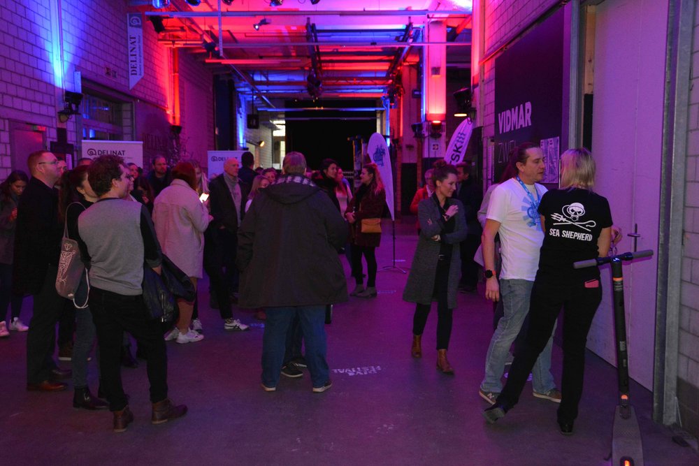 Leute vor dem Vortrag in den Vidmarhallen Bild von wartenden Leuten in Event Location