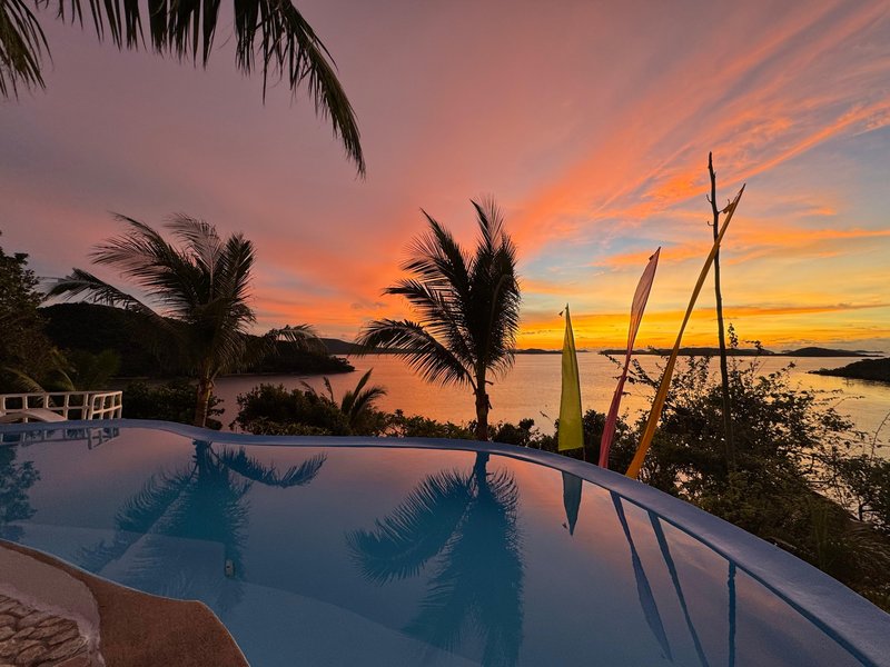 Sonnenuntergang über Meer und Pool