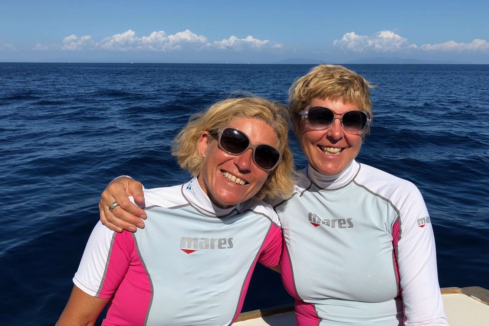 Die zwei Elba Ladies M&O im Lycra Shirt auf dem Tauchboot