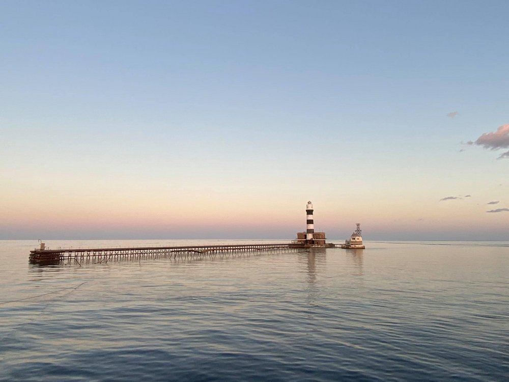 Leuchtturm Daedalus Weitwinkelaufnahme bei Sonnenaufgang