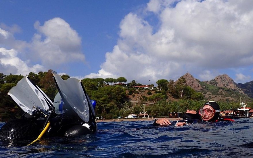 Mehrere Taucher absolvieren den Rettungstaucher Kurs im Meer mit TSK.