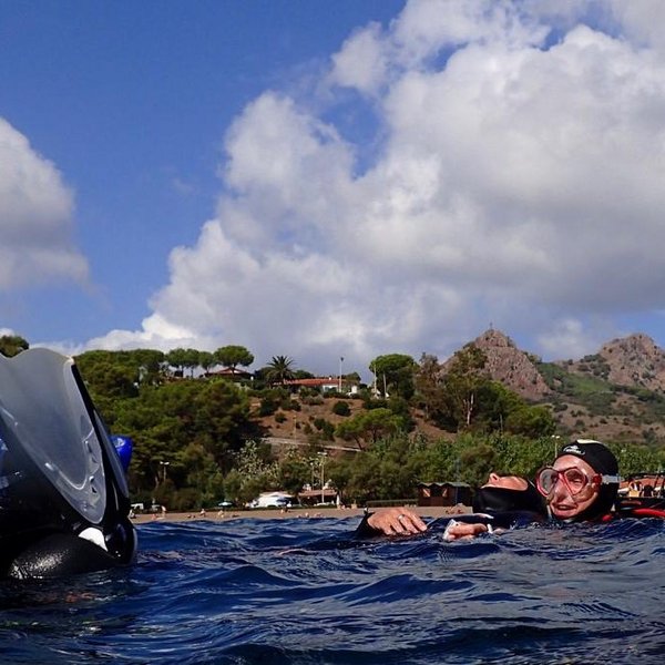 PADI Rescue Diver Elba Mehrere Taucher absolvieren den Rettungstaucher Kurs im Meer mit TSK.
