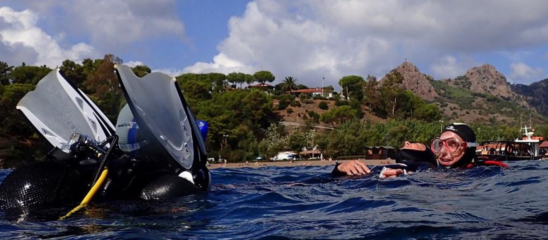 PADI Rescue Diver Elba Mehrere Taucher absolvieren den Rettungstaucher Kurs im Meer mit TSK.