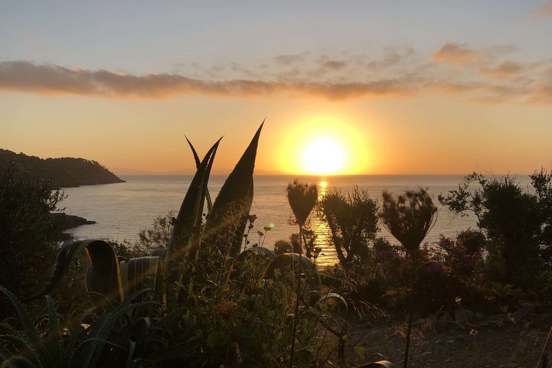 Bild von der untergehenden Sonne hinter dem Meer, schöne Farben