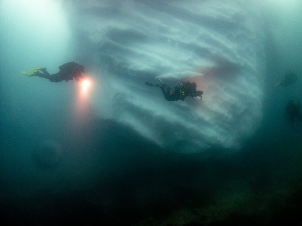 TSK Tauchreise Antarktis Eisberg unter Wasser mit Florian